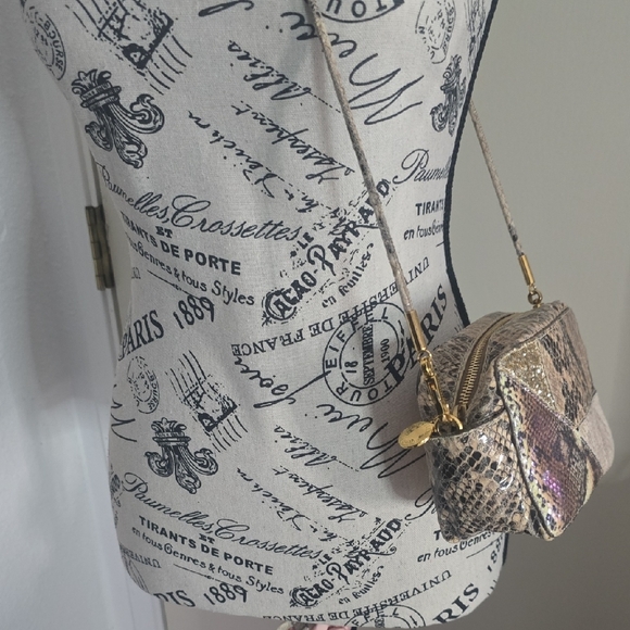 Stella McCartney Faux-Snakeskin Irredesent Camera/Crossbody (EUC)(RARE)(COA)🤍✨️ - Picture 5 of 17